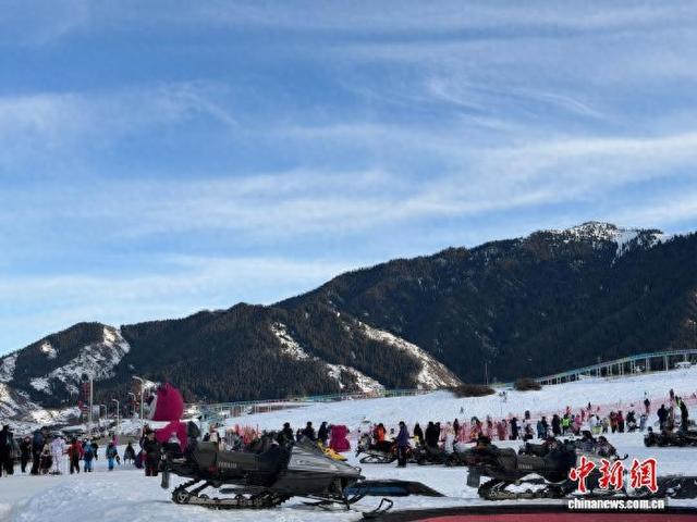乌鲁木齐迎首个“雪假” 冰雪游搅热冬季旅游市场