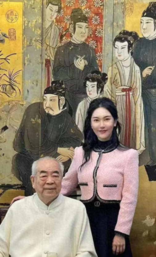 与女儿断绝关系仅1天，范曾担心的事发生了，小50岁娇妻受牵连