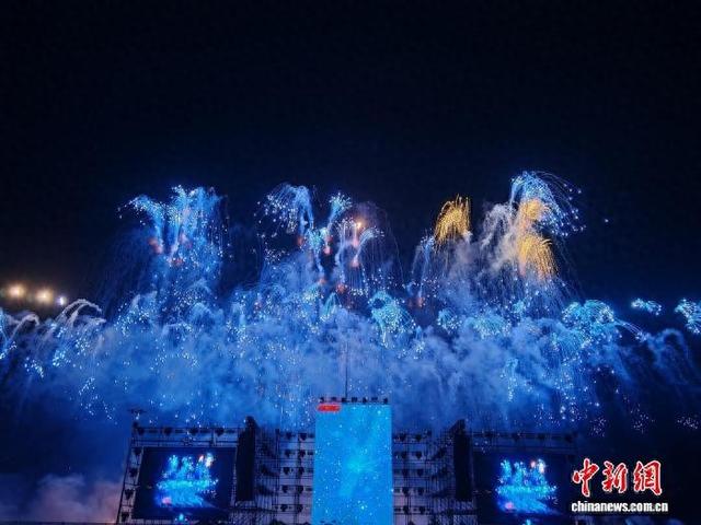 宁夏：万年遗址水洞沟上演烟花盛典