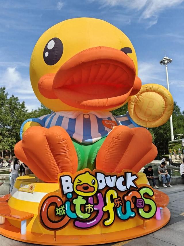 巨型B.Duck小黄鸭“登陆”北京通州万达广场