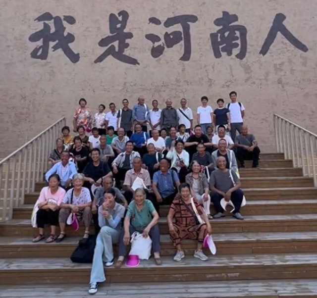 微光成炬！90后姑娘带46位老人走出大山，细节看哭无数人