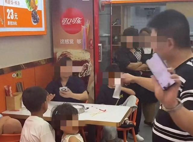 三名女子和四个孩子点一碗面，多次免费续面被拒后女子连续给出2个差评！老板：不同意和解