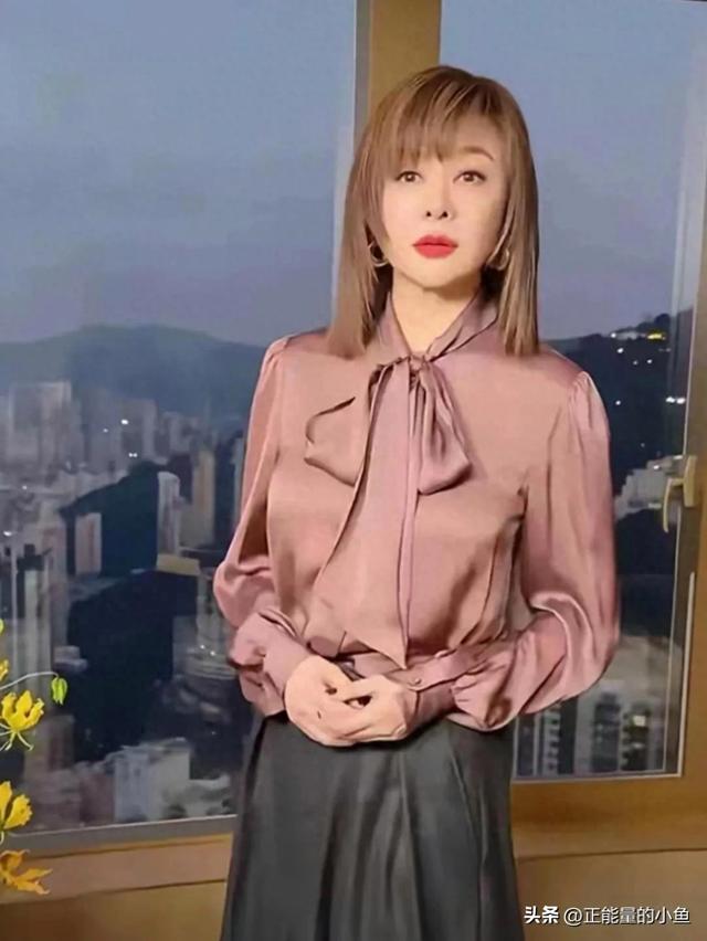 关之琳再怎么打扮，也有点难掩老态了