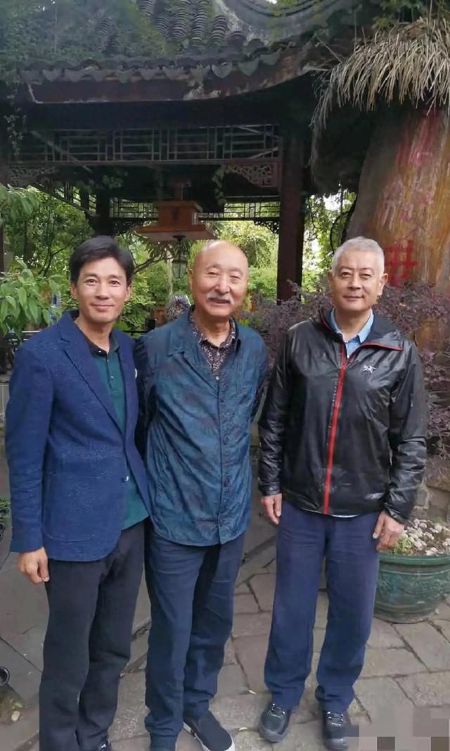 中间的是陈佩斯	，右边的谁想不起名字，最左边的长得很像朱时茂