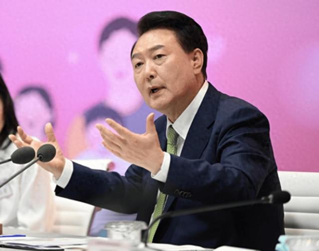 李在明忍无可忍，65岁的尹锡悦拒捕不顾颜面，不穿外衣在地上撒泼打滚，狱警拉都拉不走