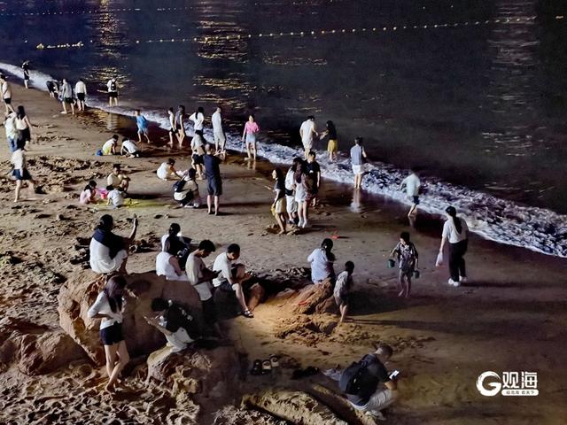徐徐晚风、人潮熙攘，在第一海水浴场遇见青岛最美夜色