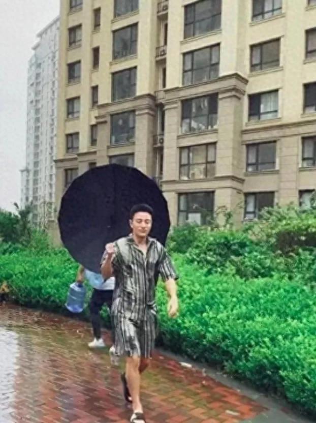 怪不得李小璐要为他生孩子，真人确实帅气，身材也很好。