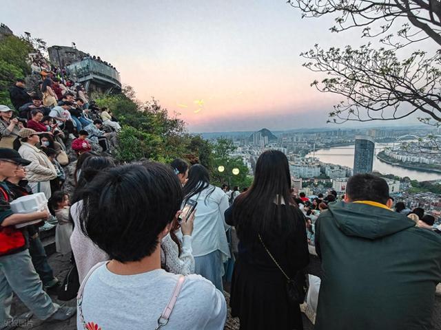 从特种兵暴走To躺平式度假：当代旅游的慢革命
