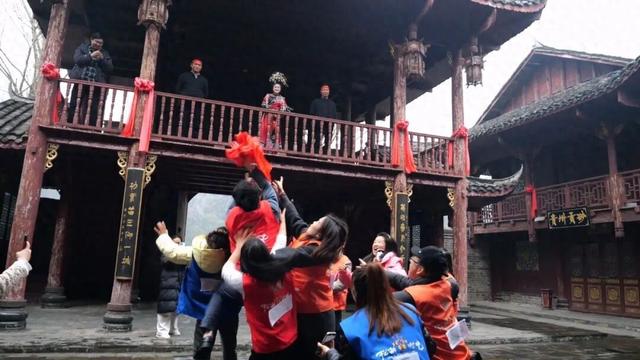 谁能赢取银叶子？苗王城“招亲”大戏 游客化身主角嗨玩全场