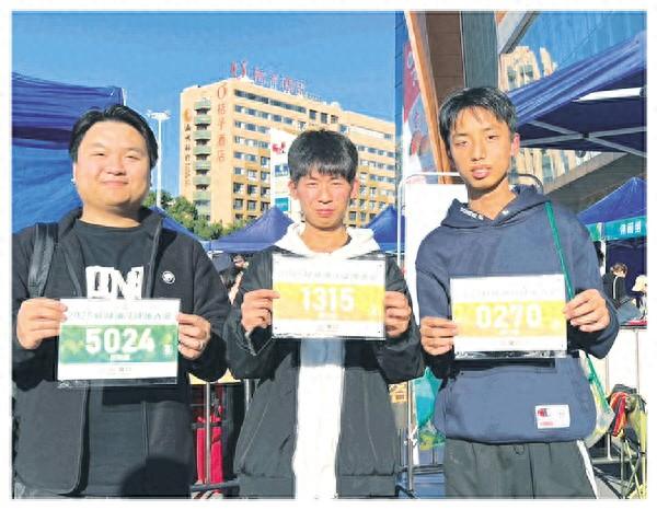 万人赴约漓江徒步 领物现场暖意融融