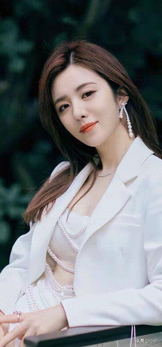 王晓晨前凸后翘	，大白兔饱满，超爱了，这般魅力谁能不爱？