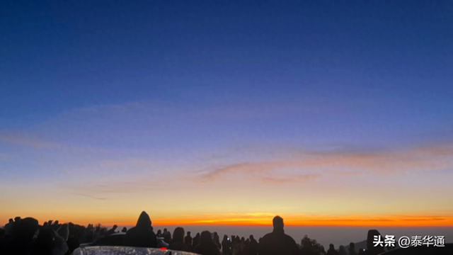 泰国小长假期间，超10000名游客涌向清迈茵他侬山