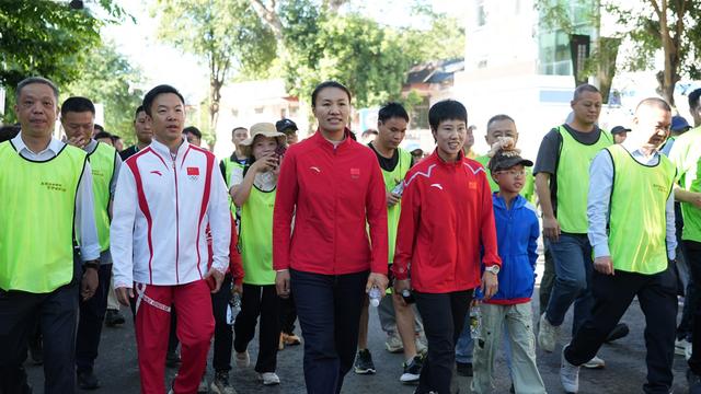 奥运冠军领衔徒步热带雨林公益体育活动昌江举行