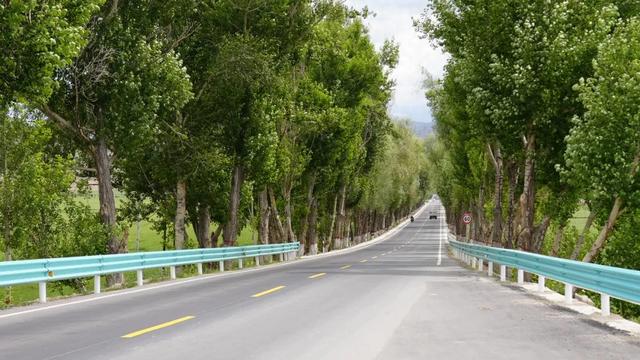 G331阿可公路开通带动富蕴县旅游升温多项举措提升服务品质