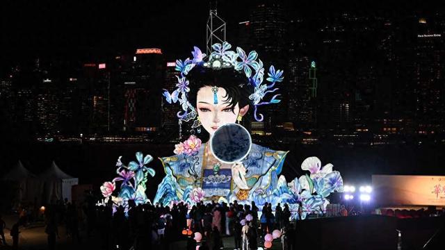 「华服嘉年华」登陆西九文化区 12.8米巨型仙子花灯与维港辉映