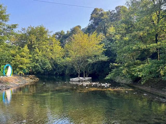 沅陵借母溪景区：溪畔听流水 畅享“森呼吸”
