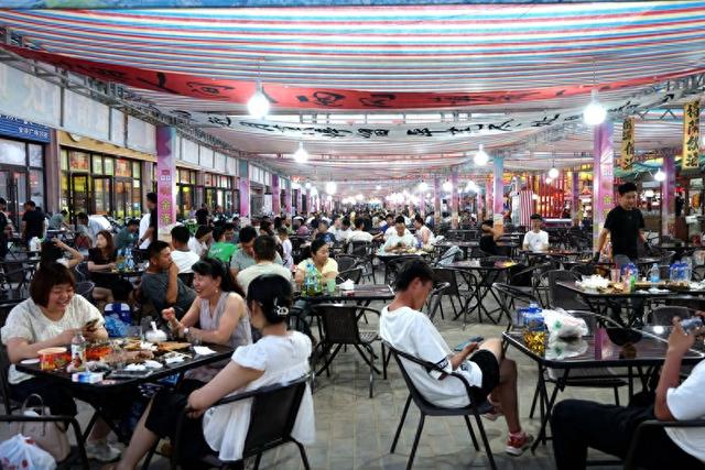 临泽：城市“夜经济”助燃“国际知名旅游目的地”