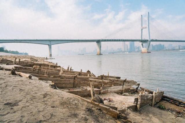 九派早读 | 武汉江滩岸边多处遗址奇观露出水面