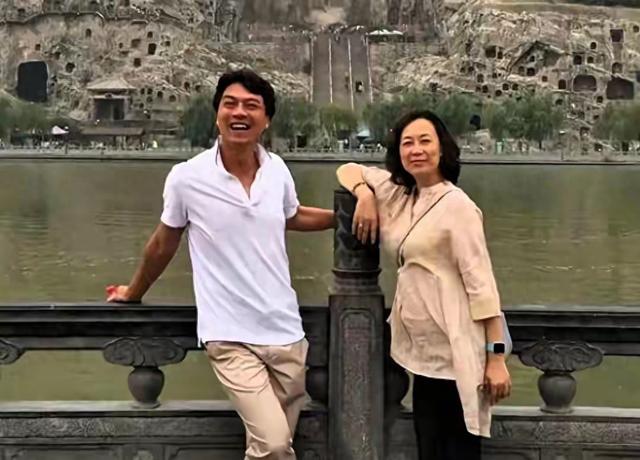 61岁江嘉良似30岁小伙，同框62岁妻子像母子！恩爱多年甜蜜依旧