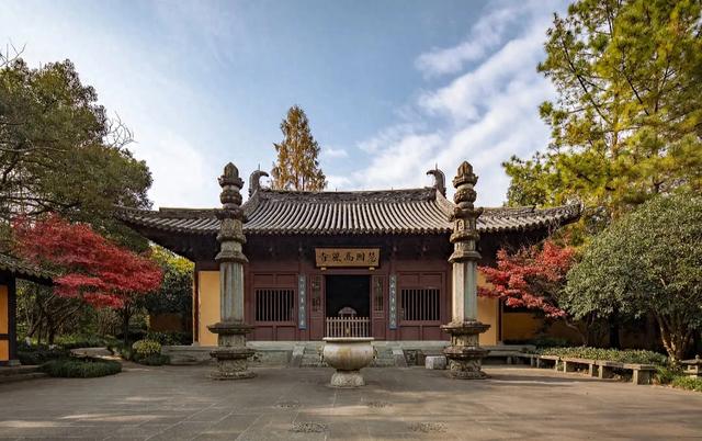这座建在火山口的寺院,建成后火山再无喷发,游客捡火山石留念