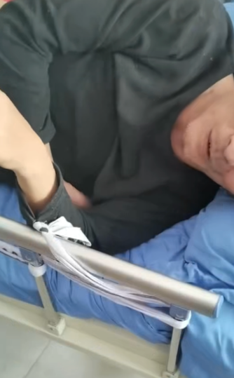 63岁老人在养老机构骨折	，被捆床上治疗，去世后发现院方请的医生无资质，当地：罚款400元