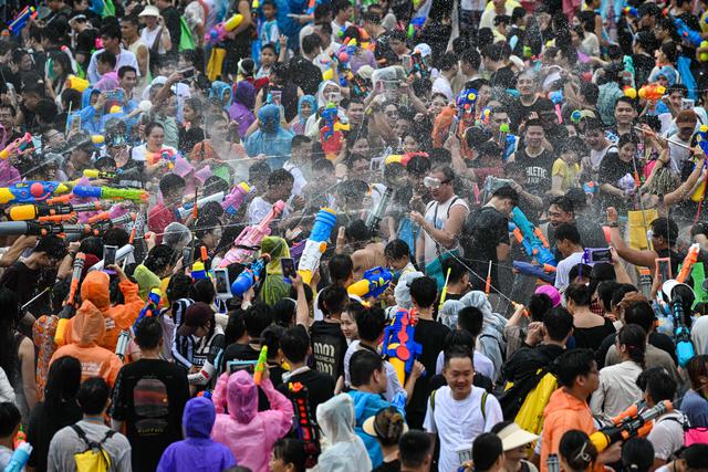 镜观中国·新华社国内新闻照片一周精选丨嬉水狂欢 浪漫七夕（9）