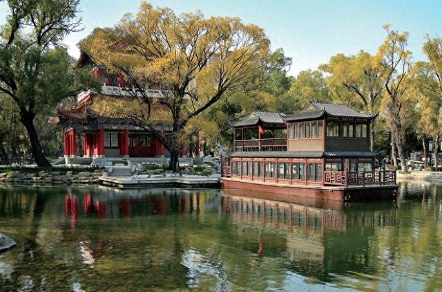 平凉柳湖公园又添新景 “柳湖号”仿古游船下水