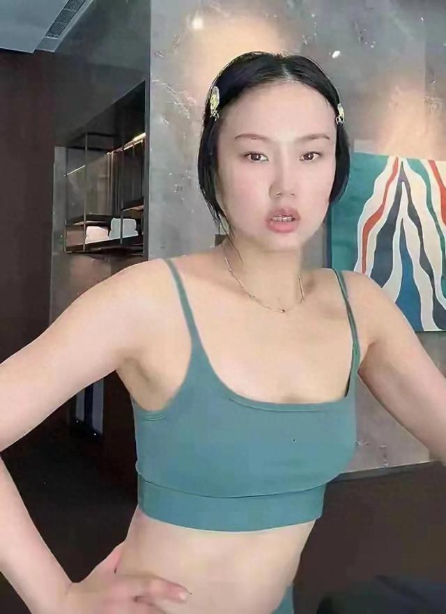 黄龄的紧身瑜伽装健身太棒了 身材曲线流畅 前凸后翘 性感简直太迷人