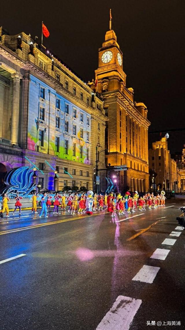 今夜，外滩成为了欢乐的海洋