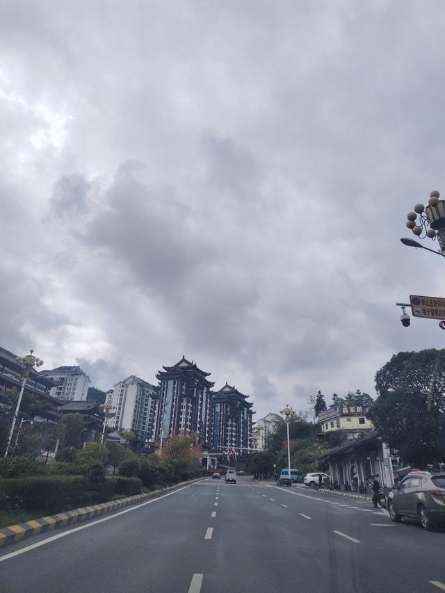 南行漫记：饿着肚子离开织金，路遇双乳峰，错过特大桥景区