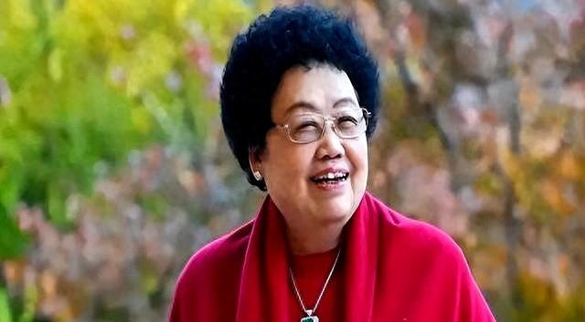身价过百亿，坐拥北京一条街，出门私人飞机，京圈富婆都有谁？