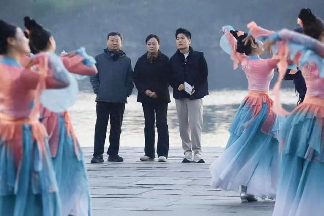 董宇辉邂逅桃花潭，共赴一场穿越千年的诗意之约~