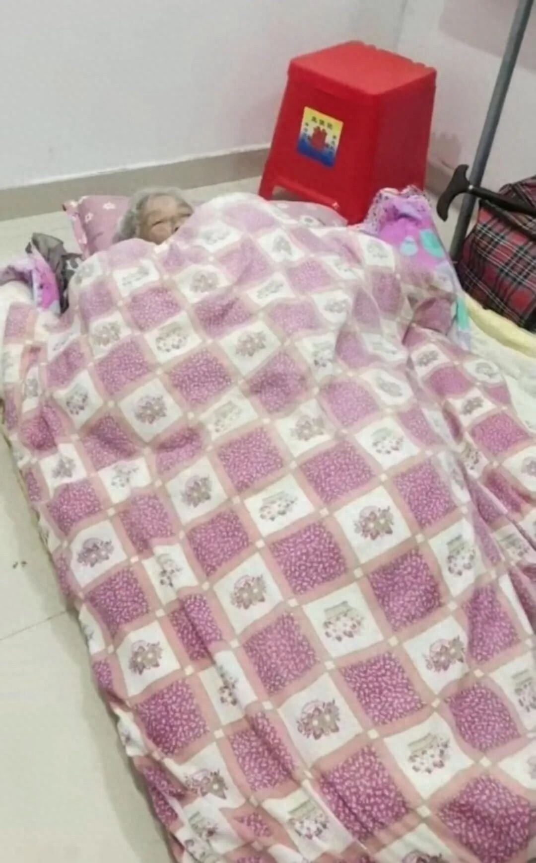 94歲老人被發(fā)現(xiàn)在樓道打地鋪生活 子女贍養(yǎng)問題引關(guān)注