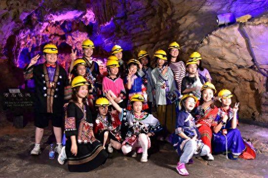 张家界黄龙洞景区：剧本研学“火力全开” 解锁夏日清凉新玩法