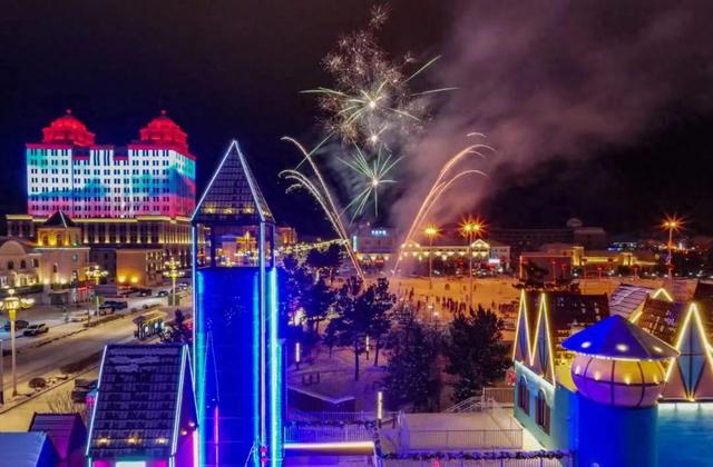 诚邀共赴跨年迎新之旅！银装素裹间，开启祈福狂欢的魔法庆典