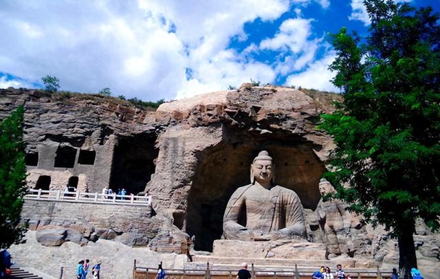 游客到山西“云冈石窟”游玩，网友：这是世界文化遗产！