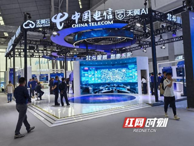 中国电信北斗硬核成果亮相北斗峰会 车路云等创新方案绘就产业应用新图景