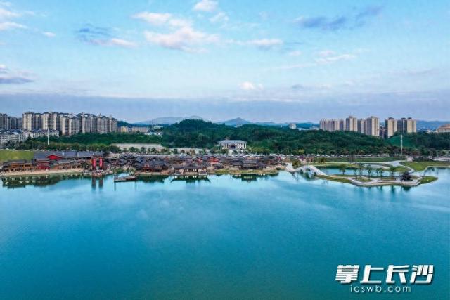 一湖碧水映金月｜一江碧水向东流