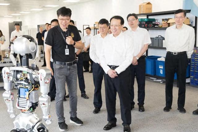 持续打造链接全球创新要素的产业高地、驱动未来产业的创新策源地！龚正调研青浦区