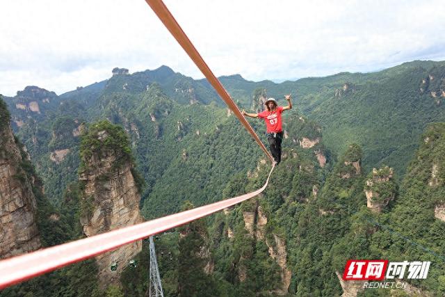 张家界黄石寨“亚洲之王”高空扁带争霸赛落幕 卢森堡选手摘取10万大奖