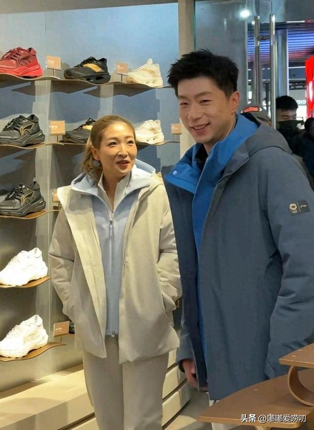 马龙刘诗雯现身北京三里屯鞋店	，俩人打扮休闲有型，男帅女美亮眼