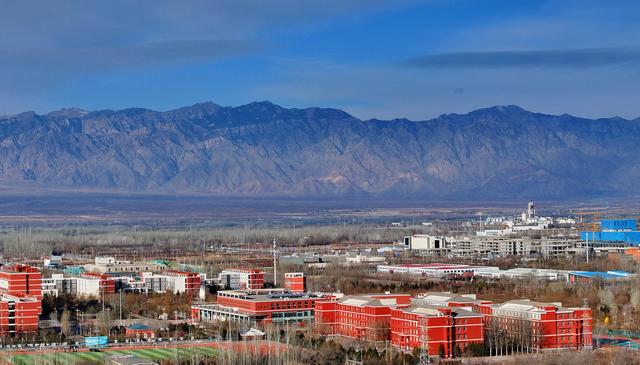 冬望贺兰山 层峦叠嶂锁苍茫