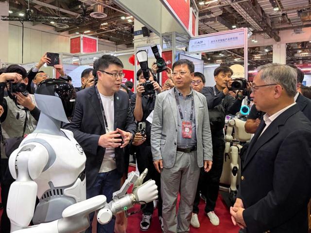 深圳机器人闪耀全球舞台，引新加坡副总理点赞