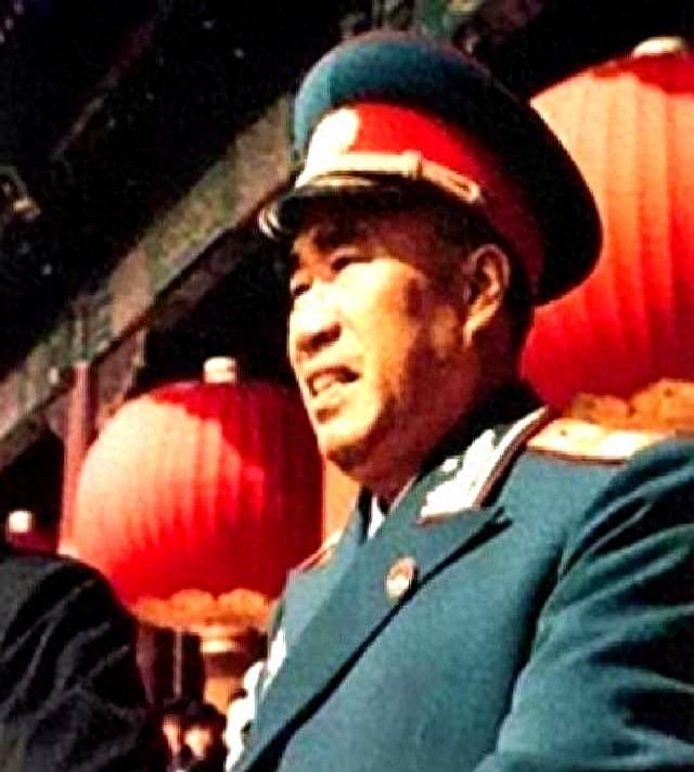 军中有个习惯，只要朱老总一现身，无论元帅、将军必起身站立迎接