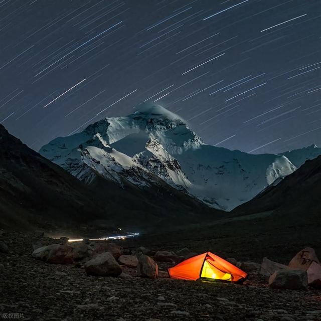 为什么爬珠穆朗玛峰登顶要半夜十二点出发？白天出发不行吗？