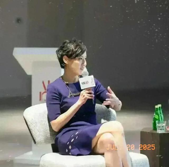 她是上海最美主持人 现在已经52岁了 看上去最多30出头 保养得太好了