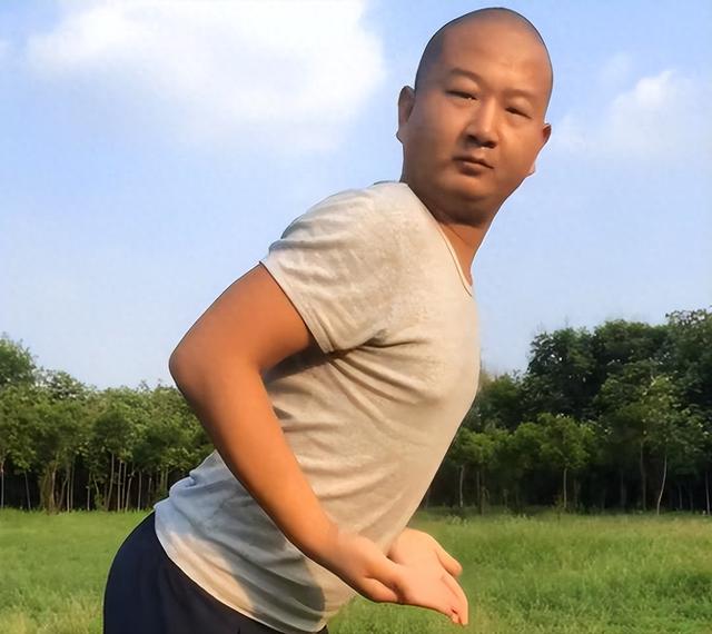 装疯卖傻、丑态百出、目不识丁，到底是谁捧红了这些跳梁小丑？