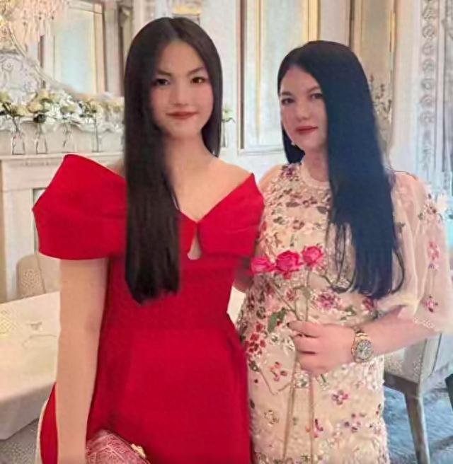 李湘回国！整个人面相变凶胖成球，看了李湘评论区我真的快笑趴了