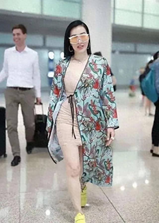 钟丽缇到底是怎么了?穿成这样就出门了?看起来还真是一言难尽啊