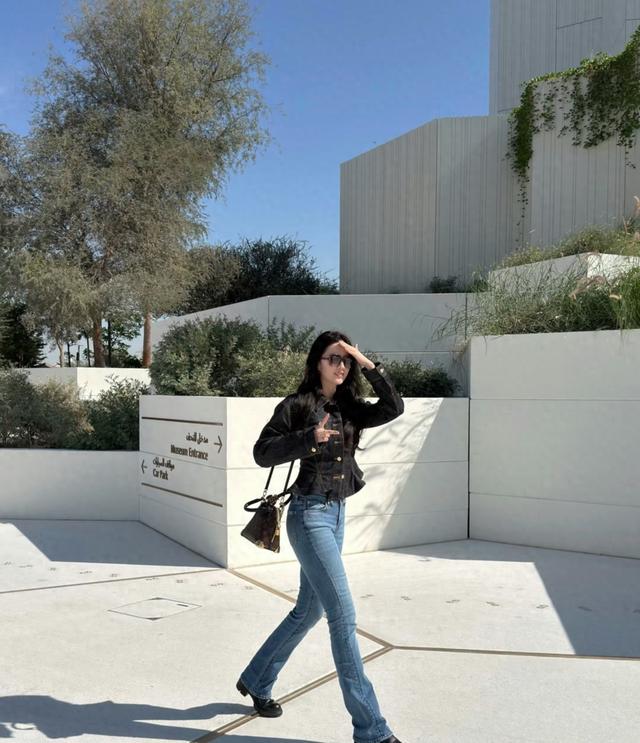 刘亦菲又出新图，穿牛仔裤大长腿抢镜，手上戴鸽子蛋大的钻戒